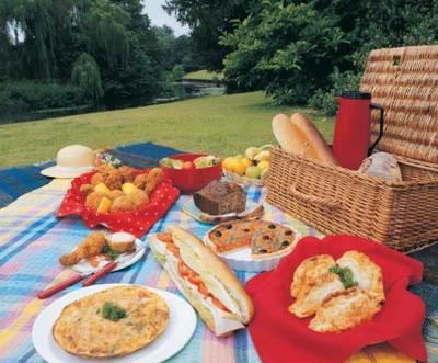 Picknickkorg är ett viktigt inslag i en lyckad semester