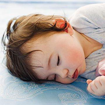 Varför gråter barn när de vaknar: orsaker