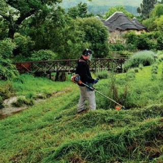 Benzotrimmer "Husqvarna-128R" för gräsmattor