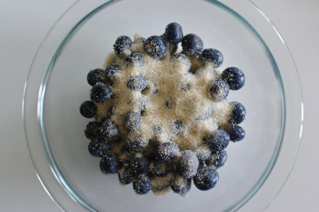 blåbär mashed med socker utan matlagning