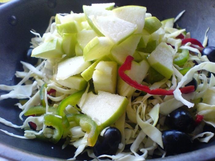 färska kål sallad med äpple