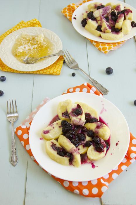 Vi lagar läckra dumplings! Hur många koka vareniki med potatis, keso och körsbär?