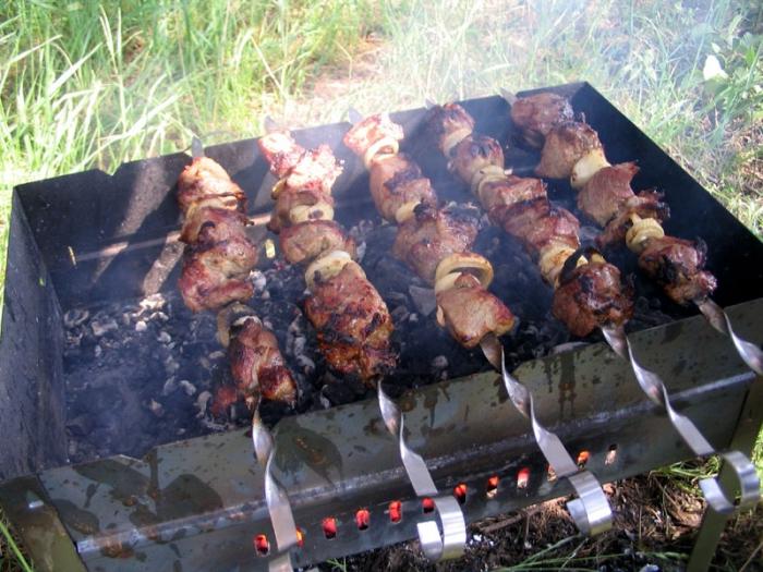 Hur man använder marinade från mineralvatten för shish kebab från fläsk