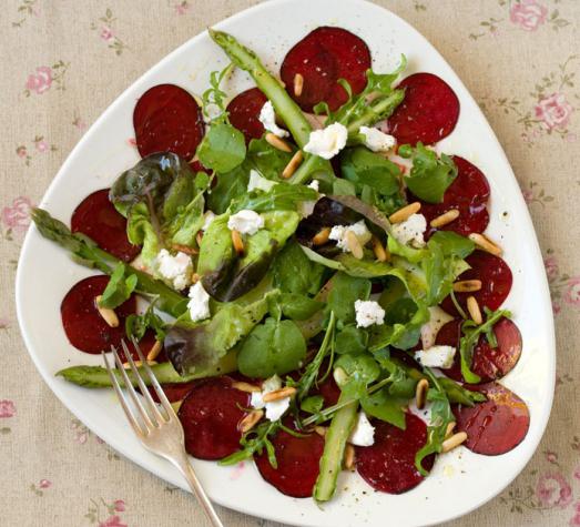 Sallad av betor och syltad gurka, så enkelt och användbart!