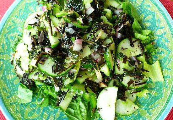 sallad med havskål och äggrecept och syltad gurka 