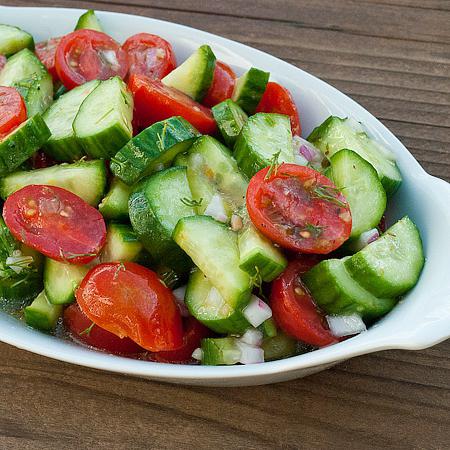 Hur många kalorier i gurkor och tomater och i sallad från dessa grönsaker