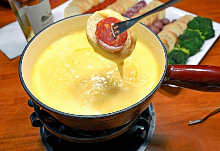 Smältnöje: ostfondue och fonduekoklad. Receptet på matlagning