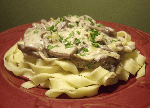 Tasty pasta med svamp i krämig sås: recept