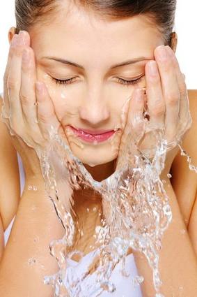 Micellar vatten är en utmärkt rengöringsmedel för alla typer av hud