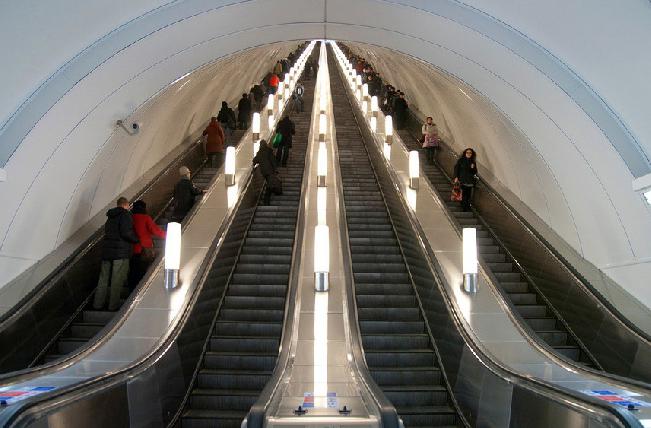 Den djupaste tunnelbanestationen i St Petersburg, tunnelbanan, byggnadens historia