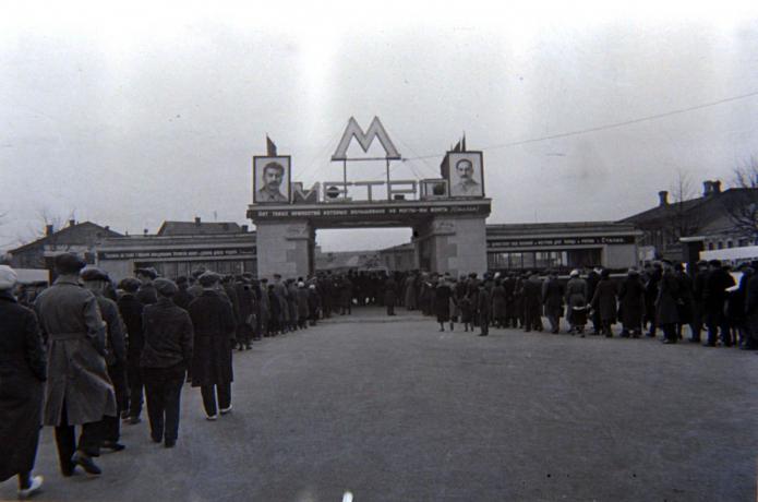 när i Sovjetunionen för första gången öppnades tunnelbanan i Moskva 