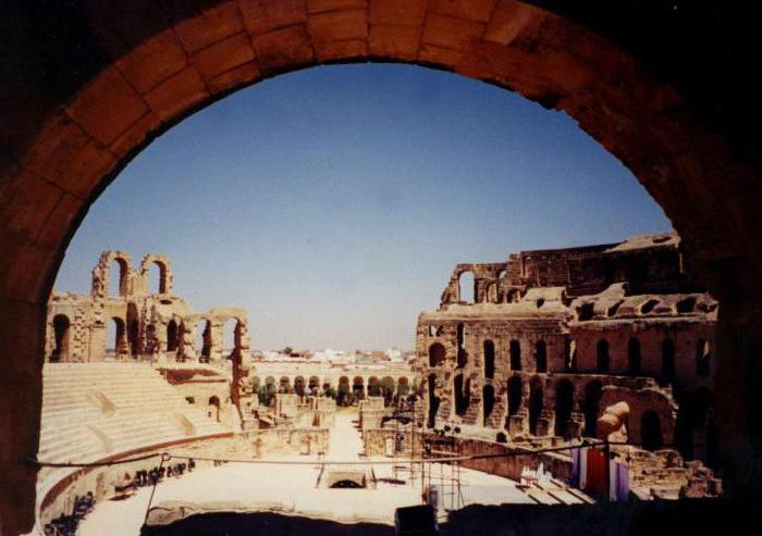 coliseum i Tunisien stad