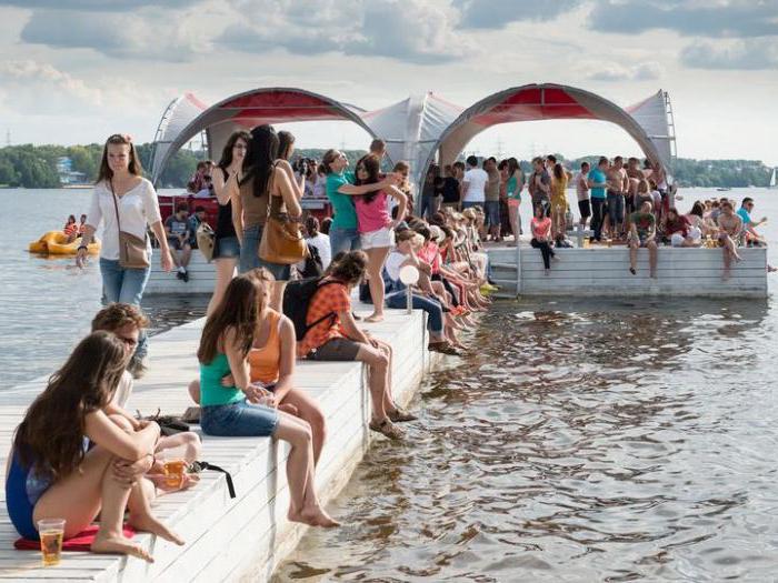 Vi lämnar på helgerna till stranden i Pirogovo