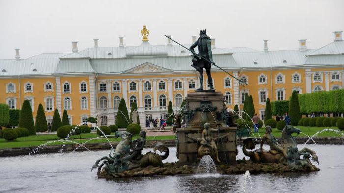 Återställd fontän "Neptun" i Peterhof glad publiken